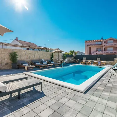 Julia - One Bedroom 5 *