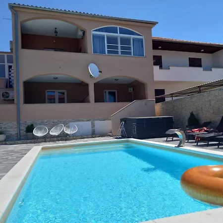 Julia - One Bedroom 5 *