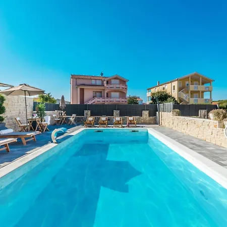 Julia - One Bedroom 5 *